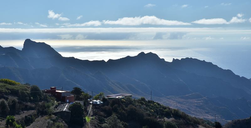 Vue sur des maisons, les montagnes et la mer depuis le mirador Jardina