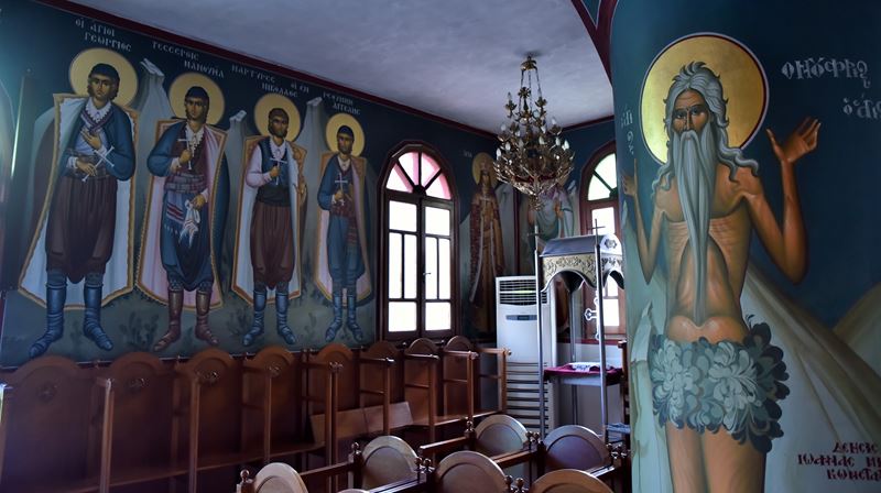 La décorations chargée de peintures à l'intérieur de l'église Evangelistra à Paleochora