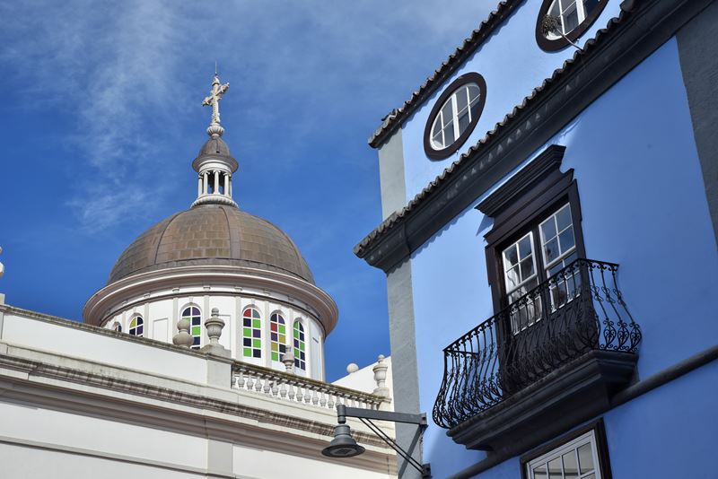 Le dôme de la cathédrale et une façade de maison colorée, dans la ville coloniale de San Cristobal de la Laguna