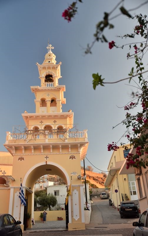 Le clocher à trois niveaux de l'église Evangelistra à Paleochora