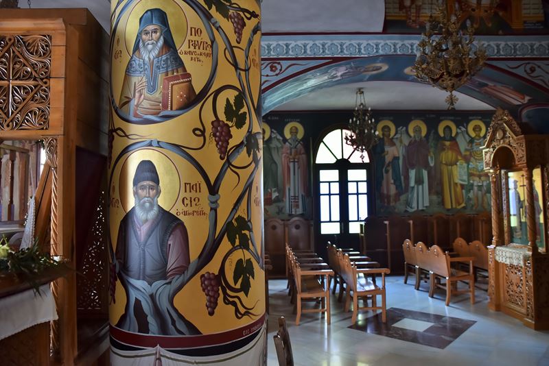 La décorations chargée de peintures à l'intérieur de l'église Evangelistra à Paleochora