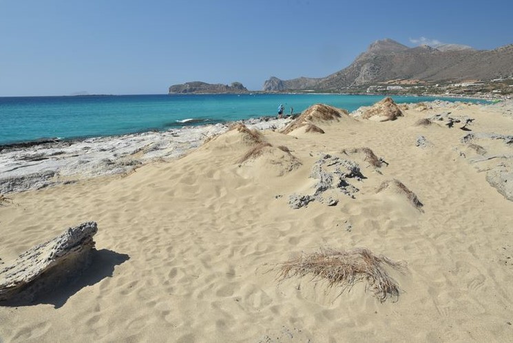 Une petite plage déserte à côté de la plage de Falassarna (Crète)