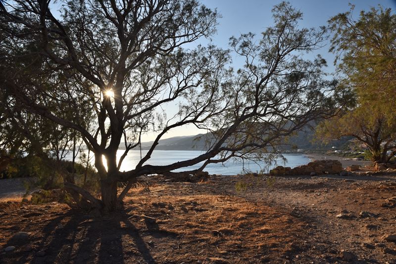 Vue sur la baie depuis la forteresse de Selino à Paleochora pendant le coucher du soleil