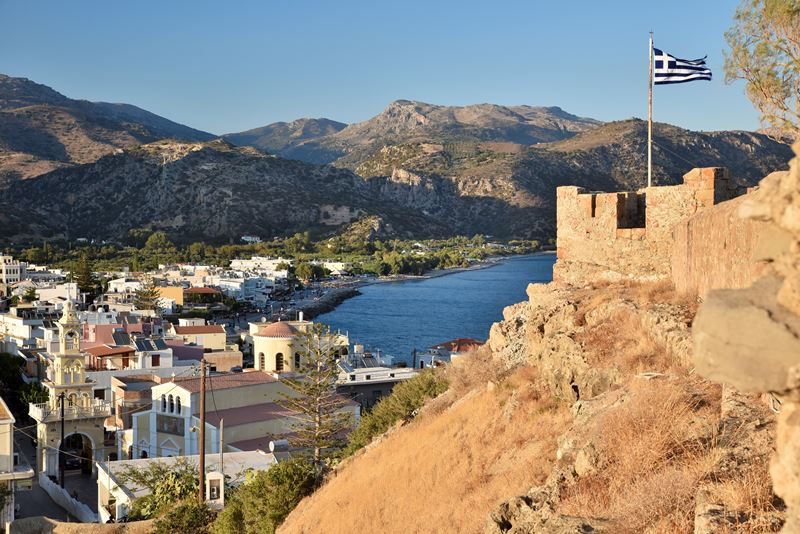 La forteresse de Selino domine la ville de Paleochora pendant le coucher du soleil
