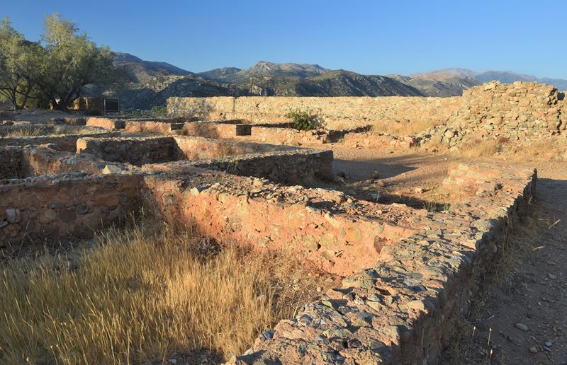 La forteresse de Selino à Paleochora pendant le coucher du soleil