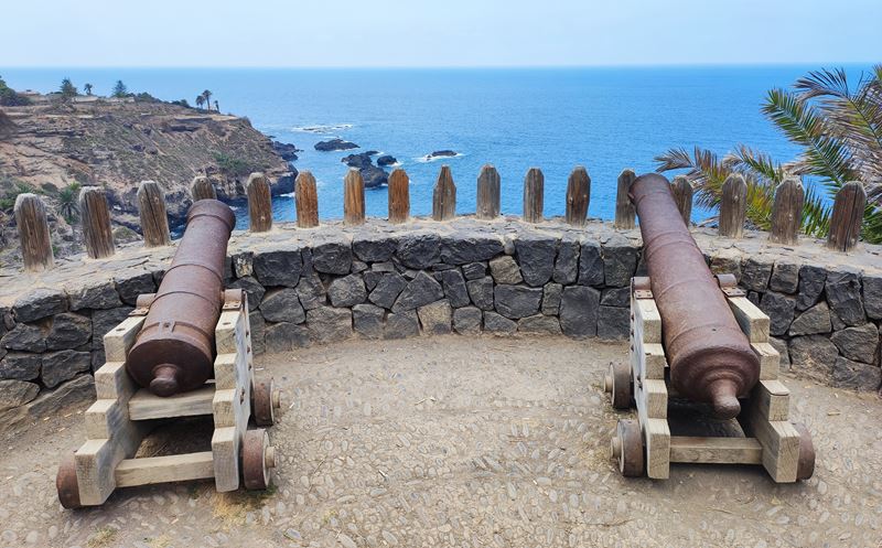 Les canons du fortin San Bernardo dominent la mer, au-dessus de la Playa de Castro