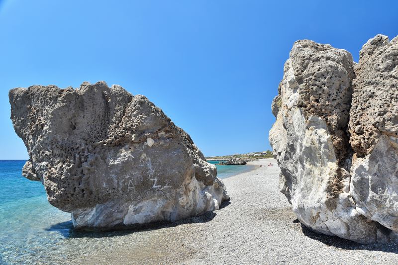 Les gros rochers sur la plage de galets de Paralia Karavopetra à côté de Paleochora (Crète)