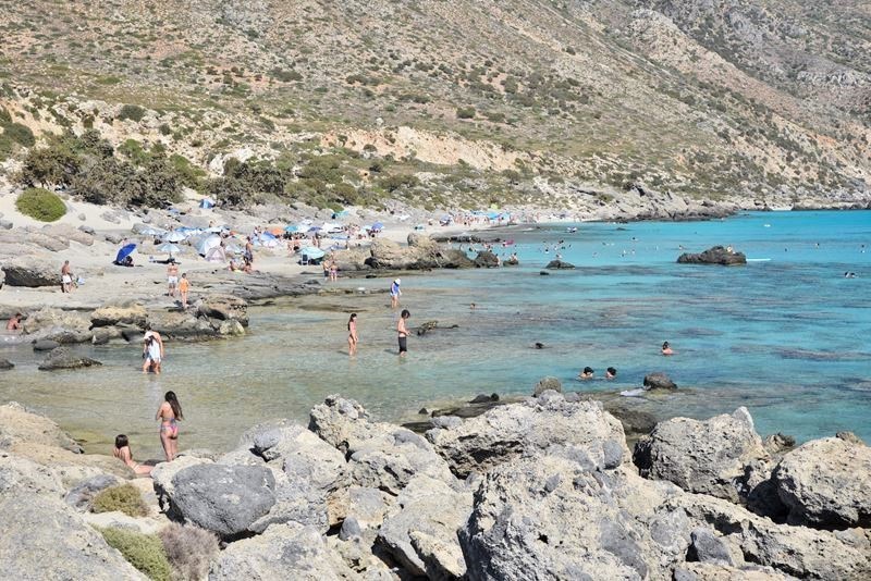 La plage principale de Kedrodasos n'est pas bondée en plein été
