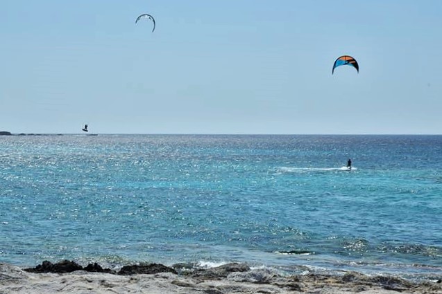 Kitesurfers en face de la plage de Falassarna (Crète)