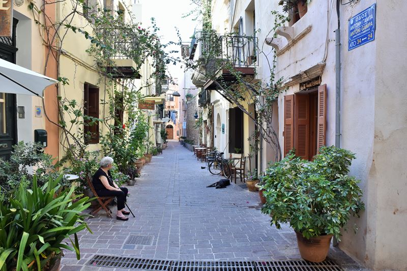 Une ruelle calme de la ville de La Canée (Chania) (Crète)
