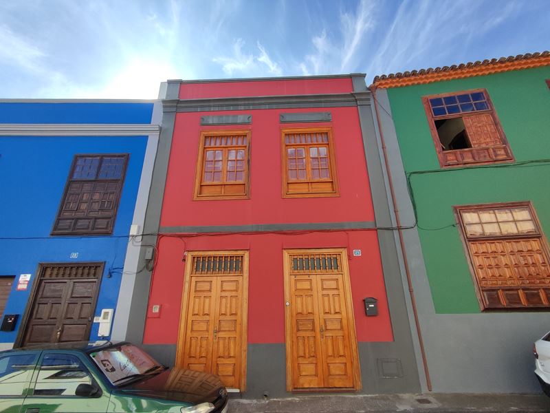 Les façades colorées des maisons dans les ruelles de la ville coloniale de La Orotava