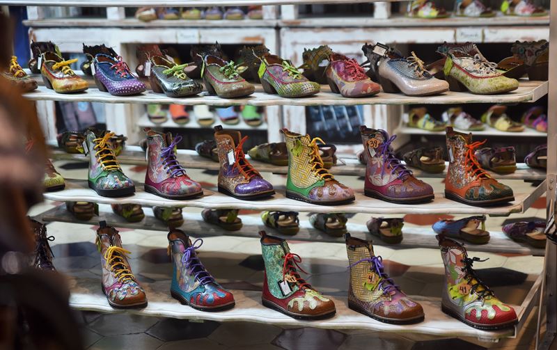 Des chaussures multicolores dans la vitrine d'un magasin de la ville coloniale de San Cristobal de la Laguna