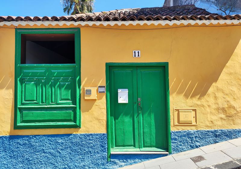 Les façades colorées des maisons dans les ruelles de la ville coloniale de La Orotava