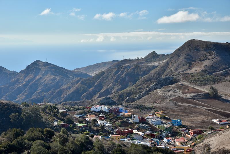 La vue sur l'océan et sur un petit village coloré depuis le belvédère de Jardina dans le parc rural d'Anaga