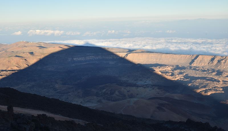 L'ombre gigantesque du volcan Teide sur la caldeira et sur la mer de nuages, pendant le coucher du soleil