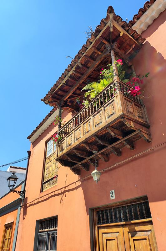 La façade colorée et le balcon à encorbellement d'une maison dans les ruelles de la ville coloniale de La Orotava