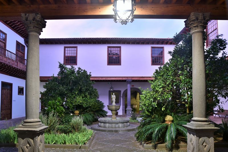 Le palais Salazar à la tombée de la nuit, dans la ville coloniale de San Cristobal de la Laguna