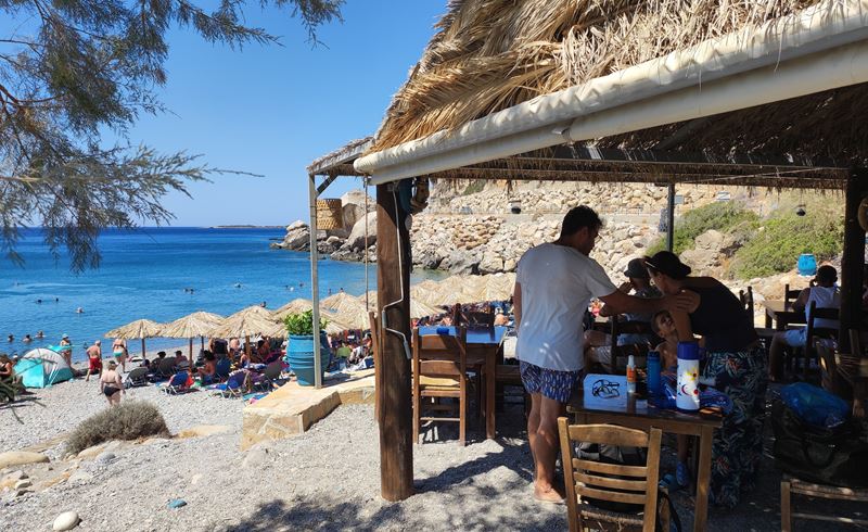 La plage de galets de Paralia Psilos Volakas à côté de Paleochora (Crète)