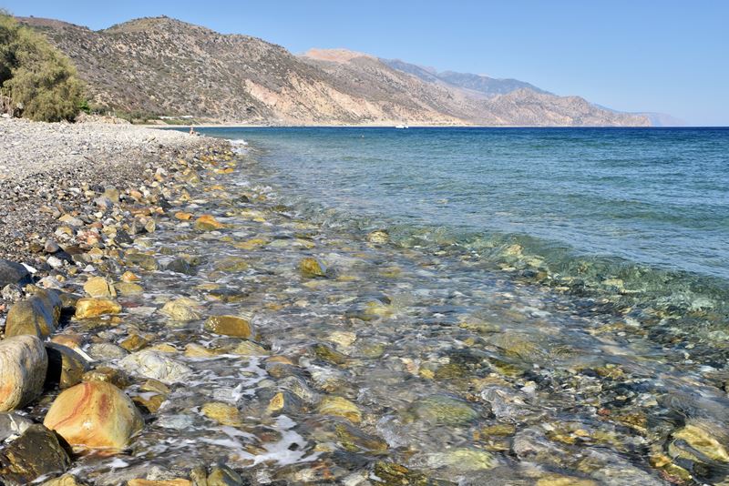 La plage de galets de Chalikia à Paleochora (Crète)