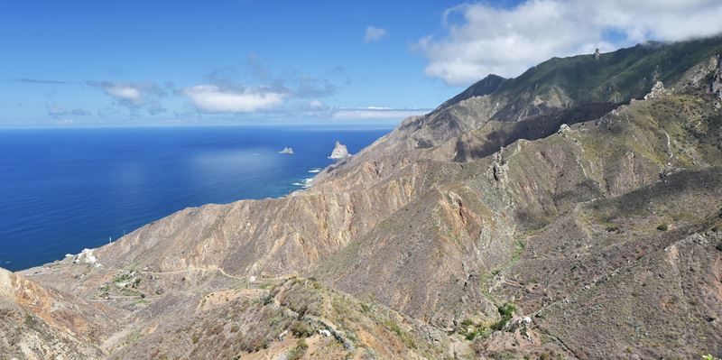 Vue sur la mer depuis les montagnes qui dominent la Playa de Benijo