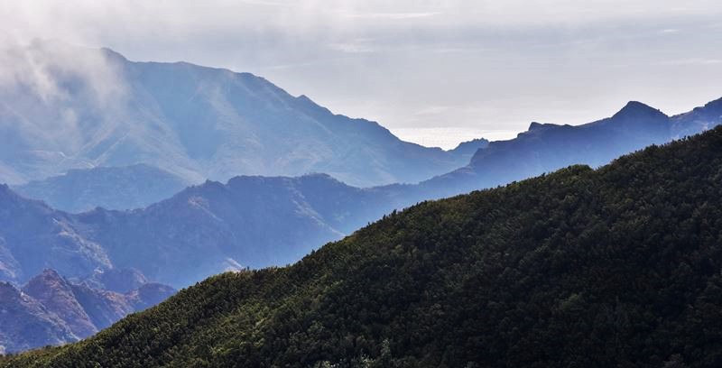 Vue sur les montagnes dans la brume et sur la mer, dans le parc rural d'Anaga