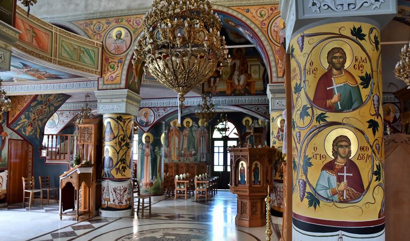 La décorations chargée de peintures à l'intérieur de l'église Evangelistra à Paleochora
