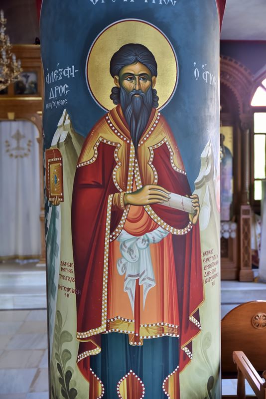 La décorations chargée de peintures à l'intérieur de l'église Evangelistra à Paleochora