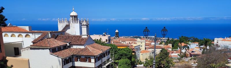 La vue sur la mer depuis la place de la constitution de La Orotava