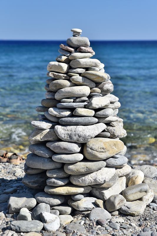 Cairn sur la plage de galets de Chalikia à Paleochora (Crète)