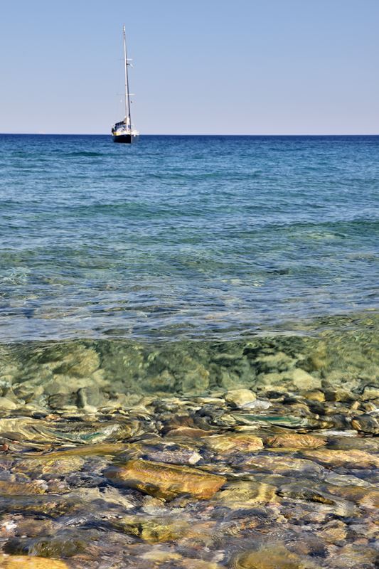 Voilier au mouillage dans la baie face à la plage de galets de Chalikia à Paleochora (Crète)