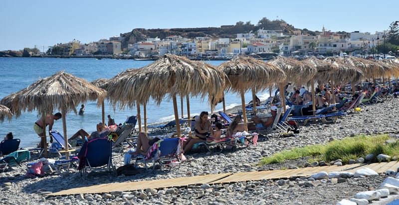 La plage de galets de Chalikia devant la ville de Paleochora (Crète) en toile de fond