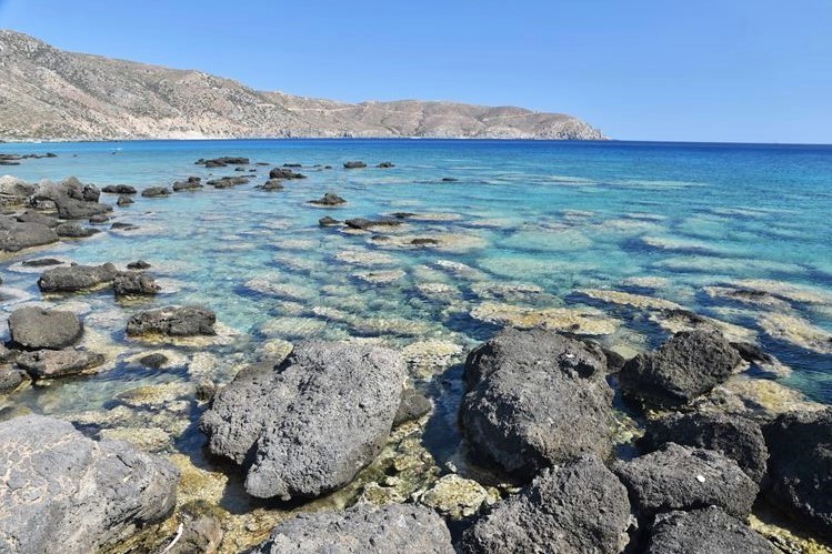 Au bout de la plage sauvage et isolée de kedrodasos (Crète), petite crique qui donne sur la mer turquoise et translucide.