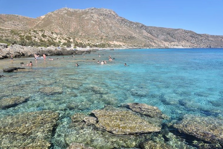 Au bout de la plage sauvage et isolée de kedrodasos (Crète), baignade dans une petite crique qui donne sur la mer turquoise et translucide.