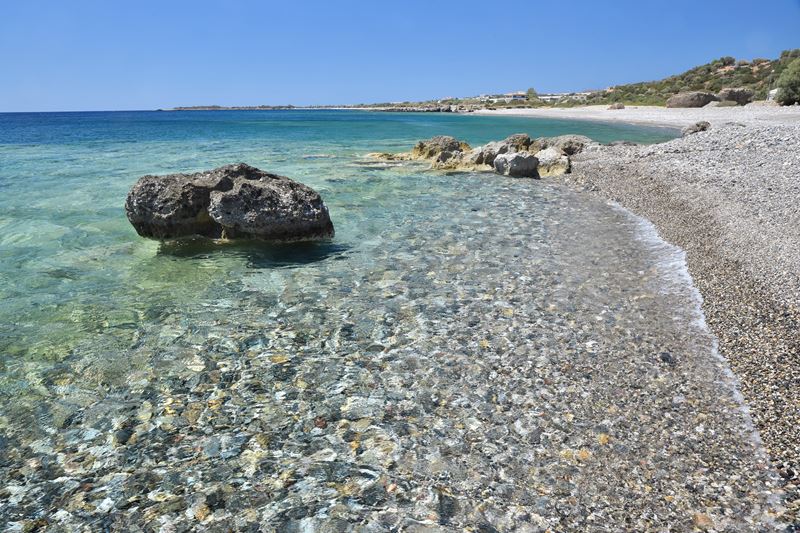 La plage de galets de Paralia Karavopetra à côté de Paleochora (Crète)
