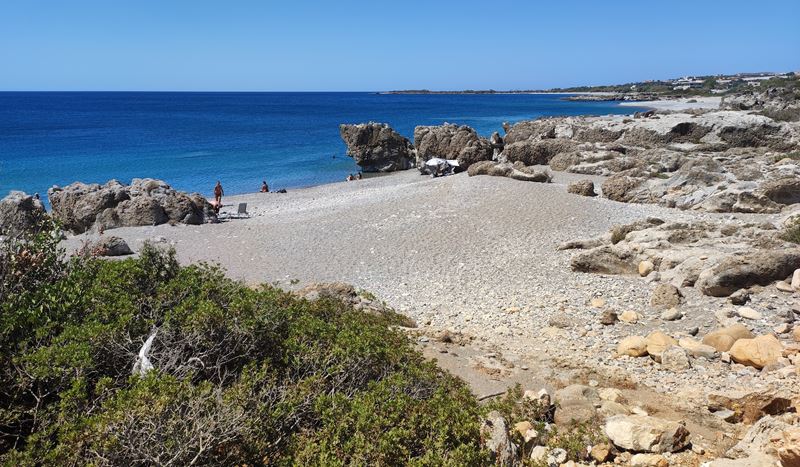 La plage de galets de Paralia Karavopetra à côté de Paleochora (Crète)