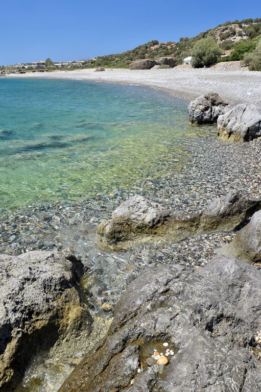 La plage de galets de Paralia Karavopetra à côté de Paleochora (Crète)