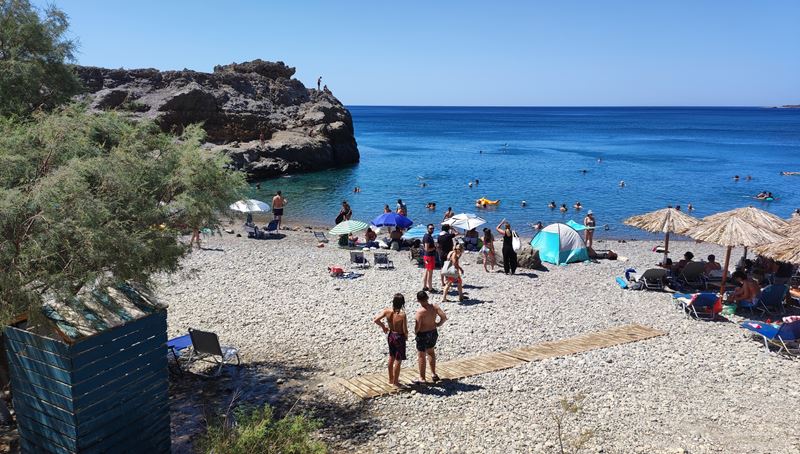 La plage de galets de Paralia Psilos Volakas à côté de Paleochora (Crète)