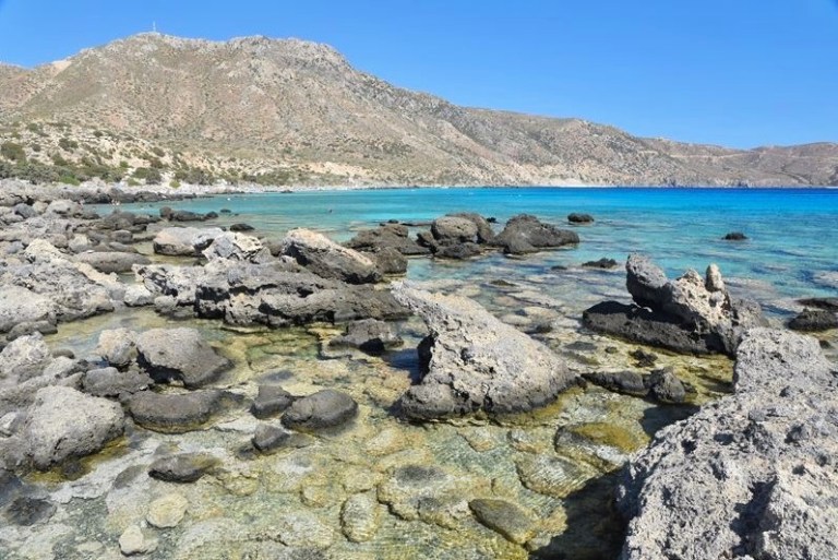 Au bout de la plage sauvage et isolée de kedrodasos (Crète), petite crique qui donne sur la mer turquoise et translucide.