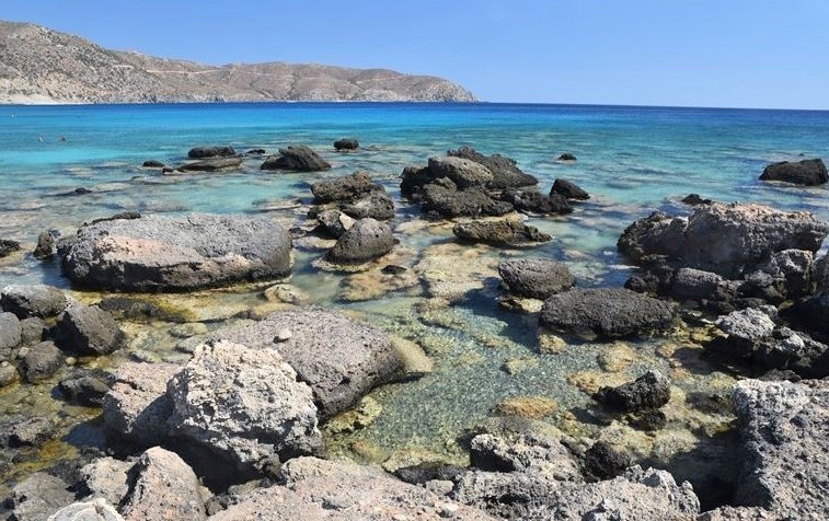 Au bout de la plage sauvage et isolée de kedrodasos (Crète), petite crique qui donne sur la mer turquoise et translucide.