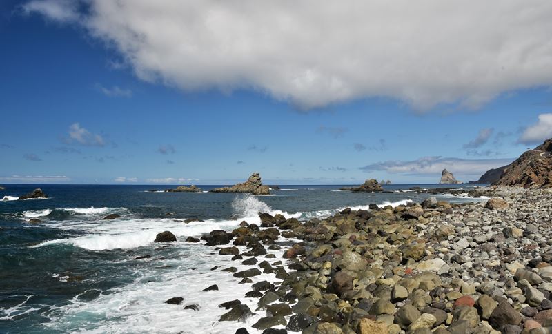 Plage de rochers et mer agitée à proximité de la Playa del Roque de Las Bodegas