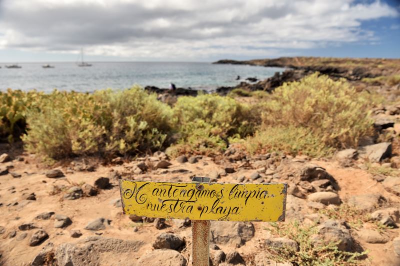 La Playa los Enojados et un panneau appelant à la garder propre