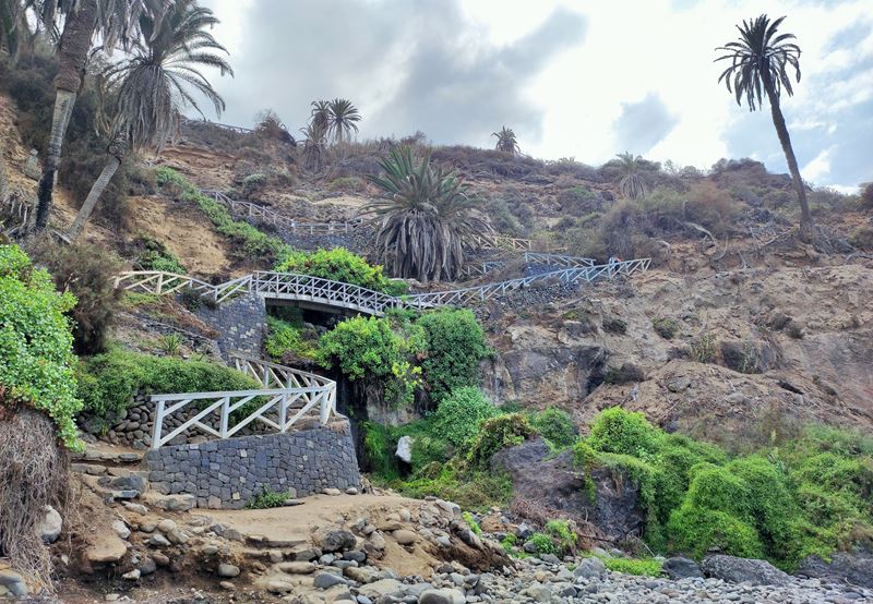 Le chemin qui remonte de la Playa de Castro