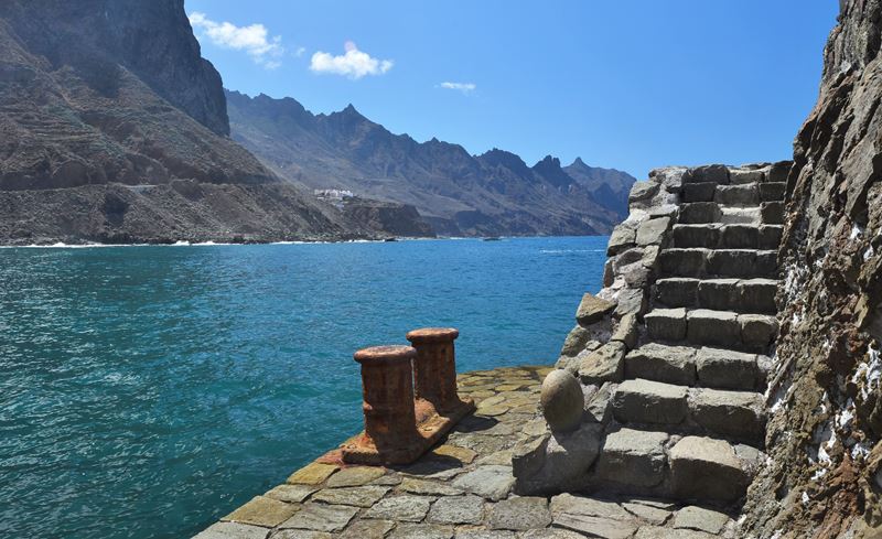 Un petit escalier et des bittes d'amarrage à proximité de la Playa del Roque de Las Bodegas