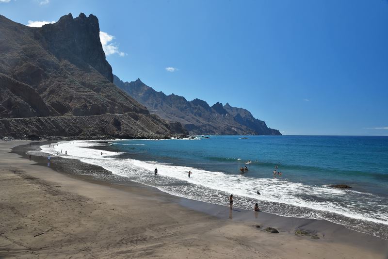 La Playa del Roque de Las Bodegas, la mer, les vagues, la plage de sable volcanique noir et la montagne