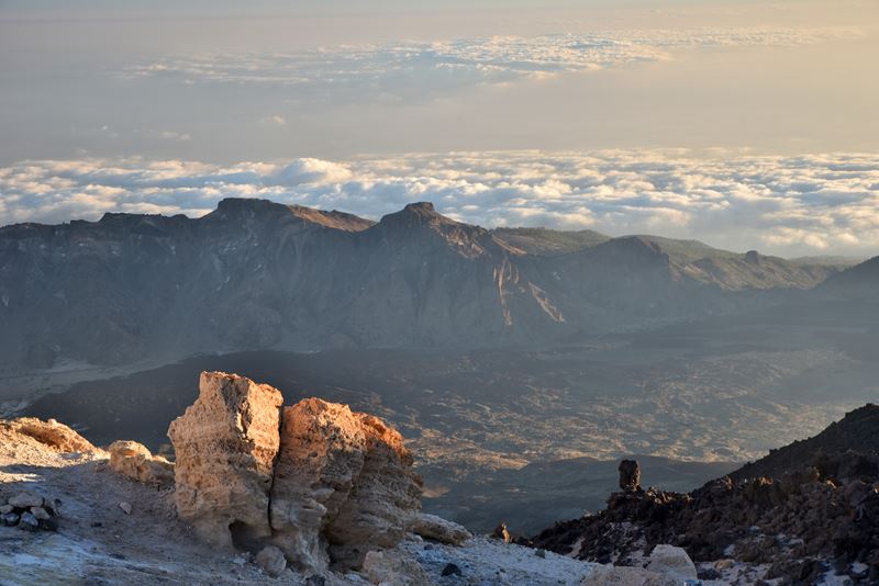 La caldeira du volcan Teide et la mer de nuages vus depuis la Rambleta, éclairés par la lumière chaude du soleil couchant