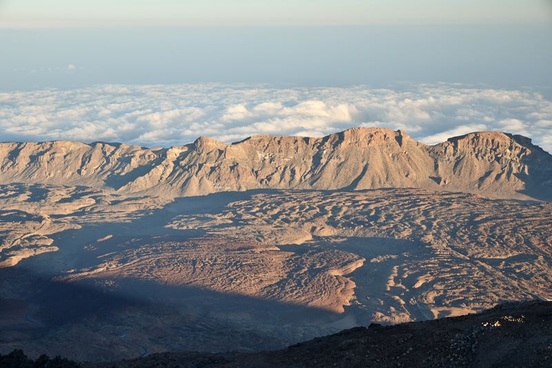 La caldeira du volcan Teide et la mer de nuages vus depuis la Rambleta, éclairés par la lumière chaude du soleil couchant
