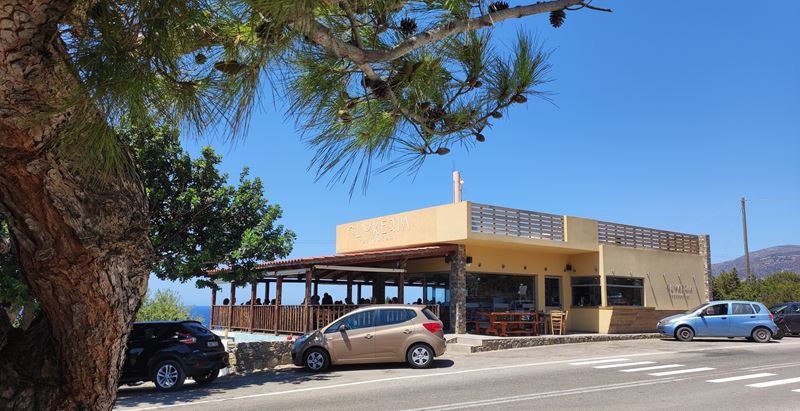 Le restaurant Glykeria face à la mer, non loin de la plage de Kedrodasos