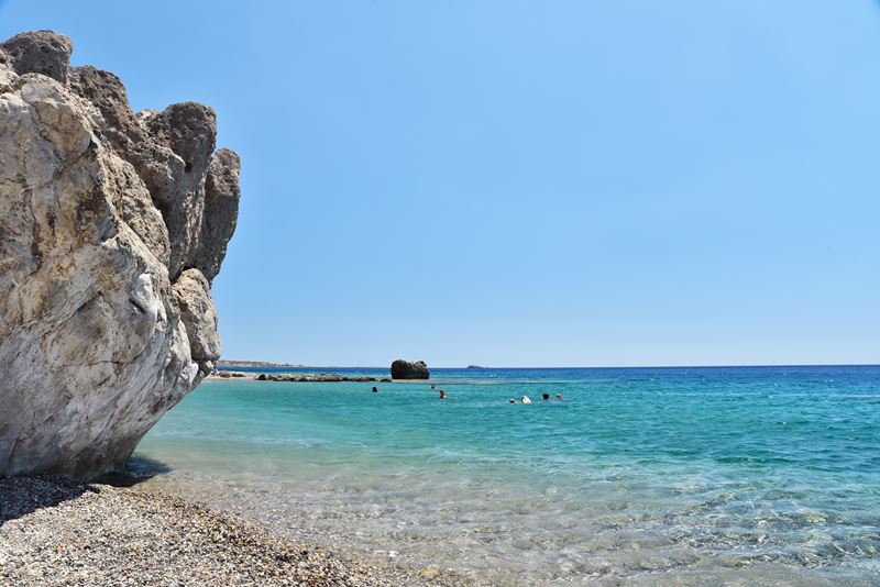 Les gros rochers sur la plage de galets de Paralia Karavopetra à côté de Paleochora (Crète)