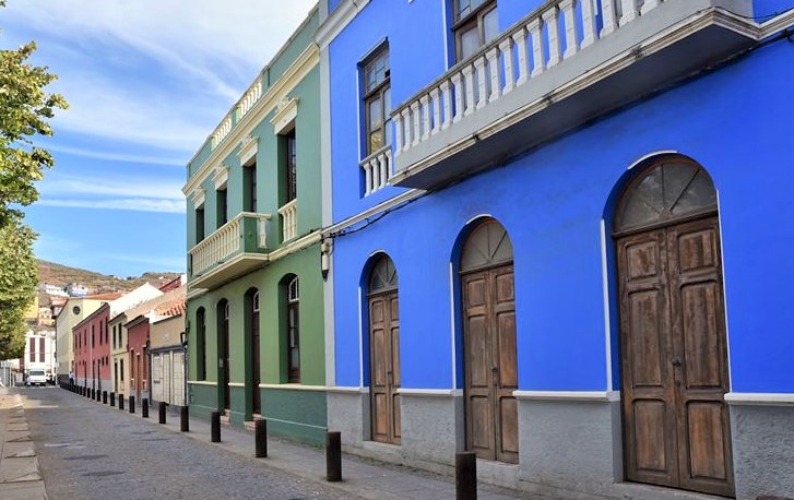 Les façades colorées des maisons dans une ruelle de la ville coloniale de San Cristobal de la Laguna