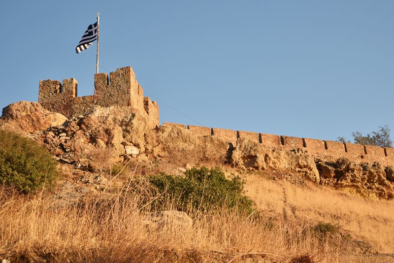 La forteresse de Selino au coucher du soleil à Paleochora